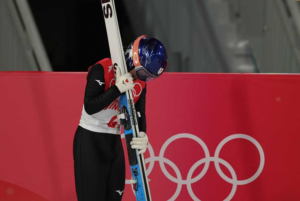 高橋沙羅　スーツ規定違反